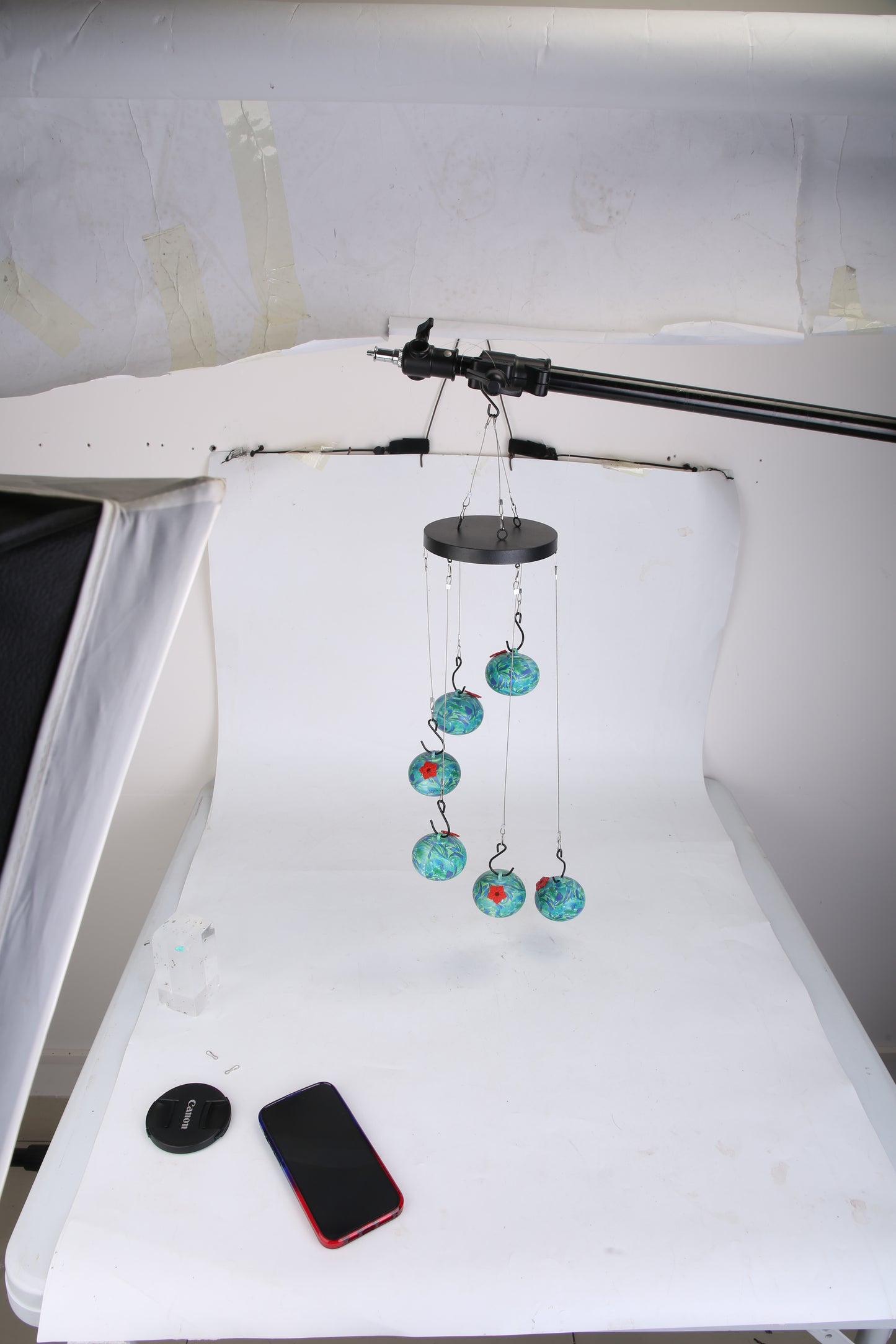 Afficher les détails pour 1Pc Wind Chimes Humming Bird Feeder Ant And Bee Proof Outdoor Hanging Hummingbird Feeder For Viewing Decoration For Garden Patio Yard Balcony 1Pc Wind Chimes Humming Bird Feeder Ant And Bee Proof Outdoor Hanging Hummingbird Feede