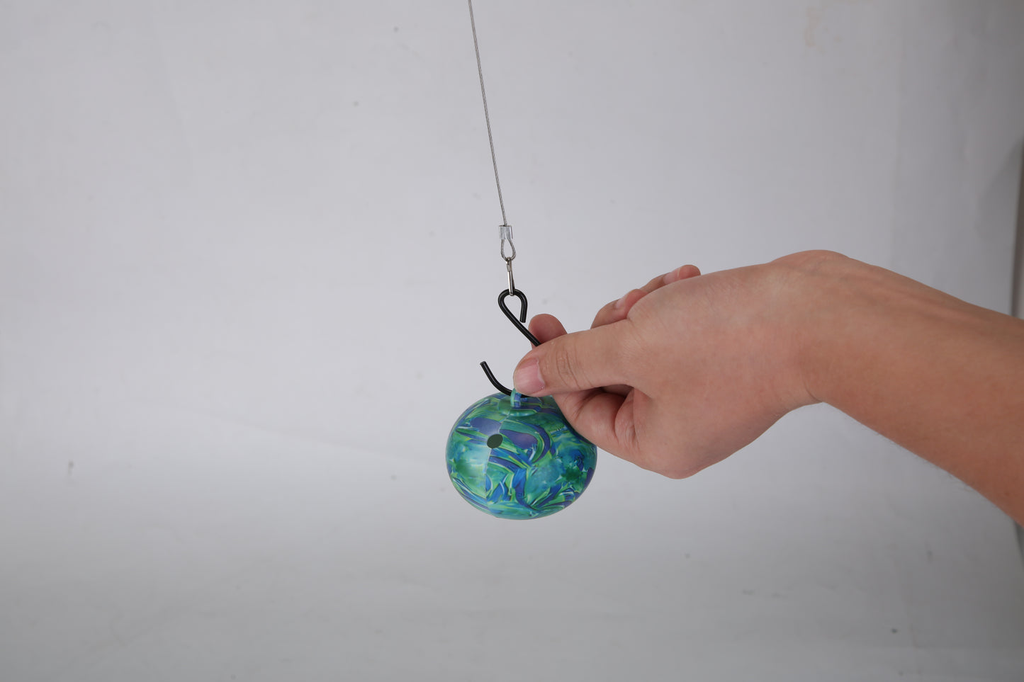 Afficher les détails pour 1Pc Wind Chimes Humming Bird Feeder Ant And Bee Proof Outdoor Hanging Hummingbird Feeder For Viewing Decoration For Garden Patio Yard Balcony 1Pc Wind Chimes Humming Bird Feeder Ant And Bee Proof Outdoor Hanging Hummingbird Feede