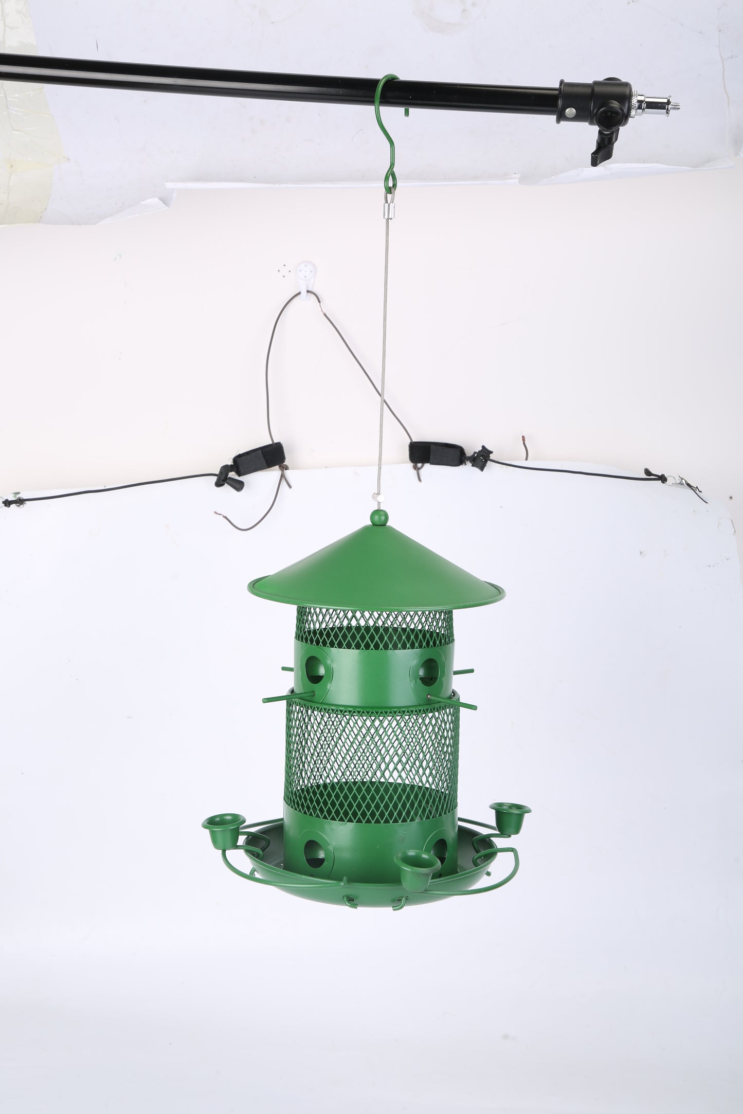 1Pc Wild Bird Feeder Squirrel-Proof Chew-Proof Metal Bird Seed Feeder Outdoor Hanging Bird Feeder With 360 Degree Circular Perches Water Cups For Yard Garden Patio