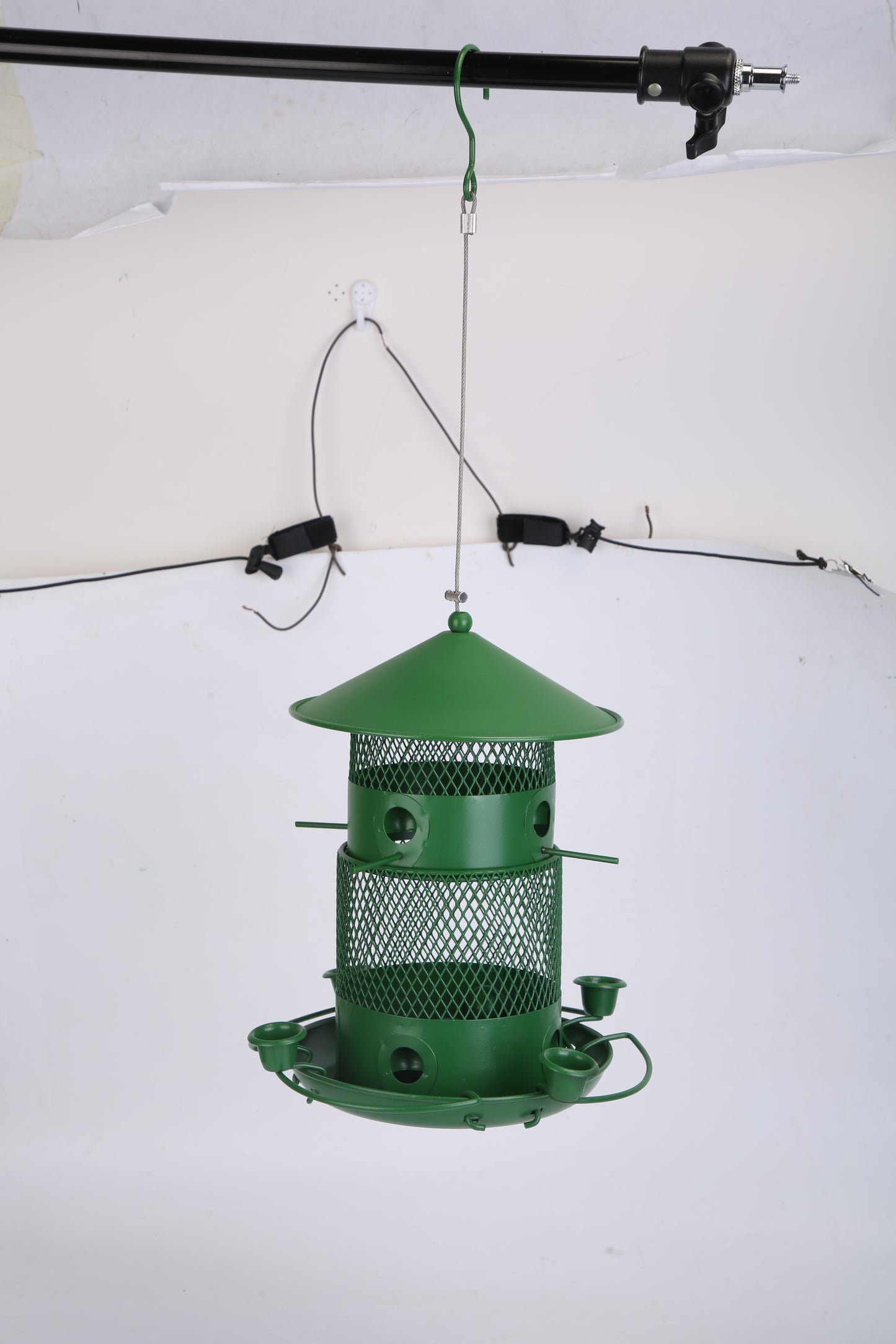 1Pc Wild Bird Feeder Squirrel-Proof Chew-Proof Metal Bird Seed Feeder Outdoor Hanging Bird Feeder With 360 Degree Circular Perches Water Cups For Yard Garden Patio